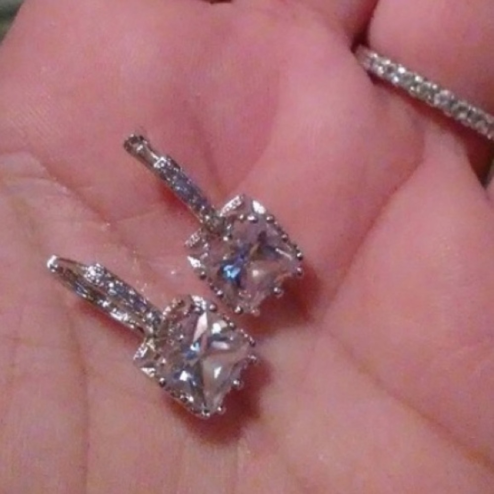 18k White Gold Stunning “Cube” Cubic Zirconua Cube - Picture 2 of 8